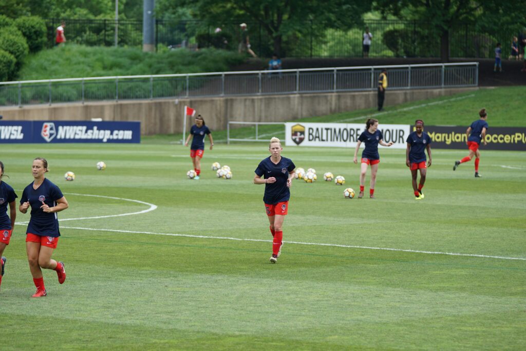 Group of female soccer players during a training session, practicing drills and teamwork on the field. The image highlights athletic performance, teamwork, and sports safety, reflecting ECTRO's commitment to monitoring athlete health and optimizing performance through advanced technology. Foto de <a href="https://unsplash.com/es/@jeffreyflin?utm_content=creditCopyText&utm_medium=referral&utm_source=unsplash">Jeffrey F Lin</a> en <a href="https://unsplash.com/es/fotos/futbolistas-4e9MuolJgU0?utm_content=creditCopyText&utm_medium=referral&utm_source=unsplash">Unsplash</a>
  